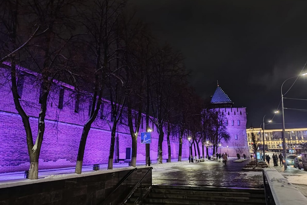 Фиолетовую подсветку включили 17 ноября на стенах Нижегородского кремля в рамках акции #МнеНЕфиолетово