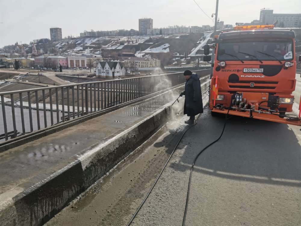 Нижегородские коммунальщики приступили к очистке мостов в рамках месячника по благоустройству