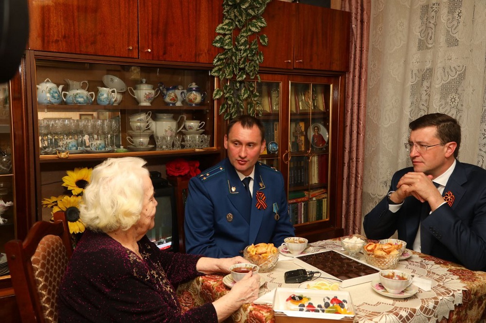 Глеб Никитин и Андрей Травкин лично поздравили с Днём Победы вдову ветерана ВОВ Ларису Кудрявцеву