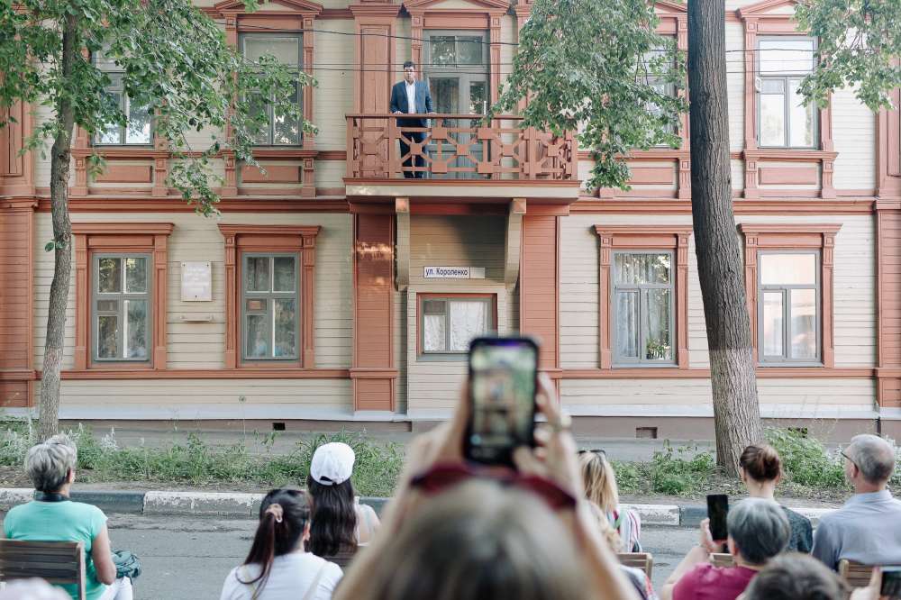 Заповедные кварталы. Заповедные кварталы Нижний Новгород. Заповедные кварталы Нижний Новгород Шаляпин на балконе. Заповедные кварталы Нижний джаз. Заповедные кварталы в Нижнем Новгороде семьи.