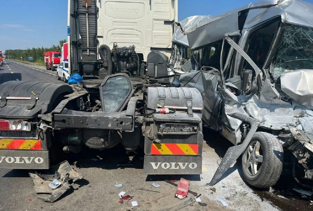Авария с участием двух большегрузов и микроавтобуса произошла на Кстовской объездной