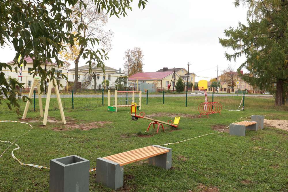 Установка пяти спортивных и детских площадок за 12,5 млн рублей завершается в Дзержинском округе