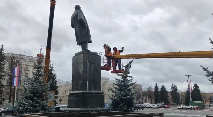 Накренившийся из-за сильного ветра памятник Ленину в Сарове будет восстановлен