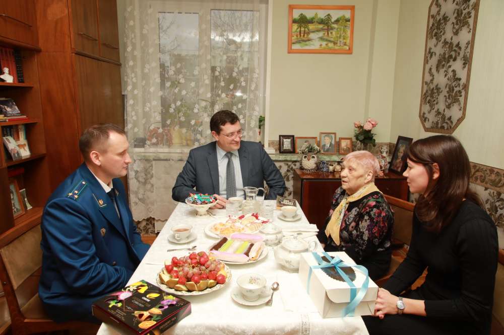 Глеб Никитин поздравил с 90-летним юбилеем ветерана прокуратуры Клару Серебряную