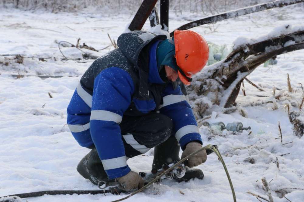 Последствия ледяного дождя в Нижегородской области устраняют почти 960 энергетиков