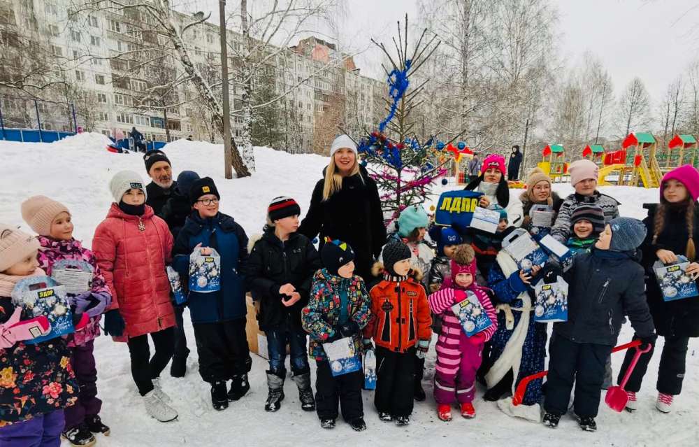 Более трех тысяч сладких подарков вручили Деды Морозы из НРО ЛДПР маленьким нижегородцам на новогодних елках