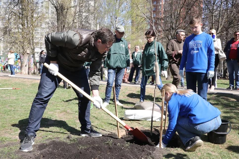 Глеб Никитин посадил молодые деревья в парке имени Пушкина