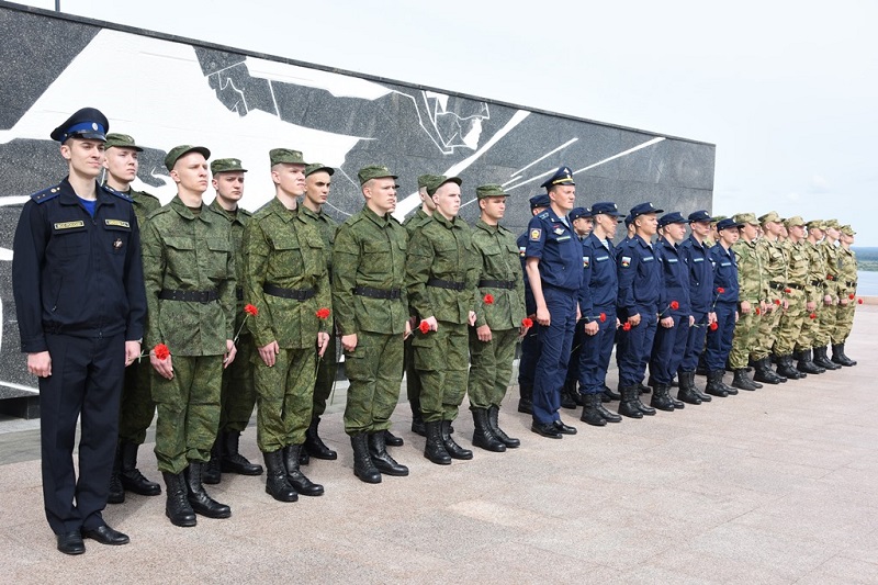 Торжественные проводы 30 призывников на военную службу в элитные части состоялись в Нижегородском кремле
