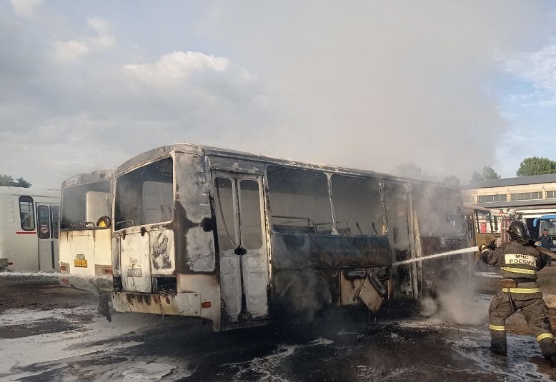 Несколько автобусов сгорели на стоянке в Выксе