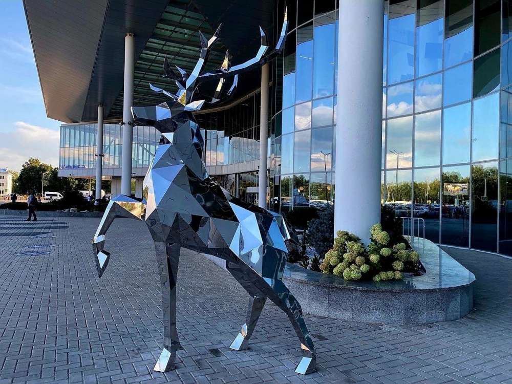 Скульптуру оленя установили в нижегородском аэропорту имени Чкалова