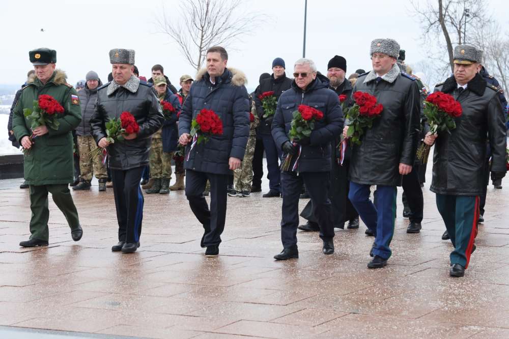 Евгений Люлин возложил цветы к Вечному огню в кремле накануне Дня защитника Отечества
