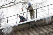 Кровли домов начали активно чистить от наледи в Нижнем Новгороде
