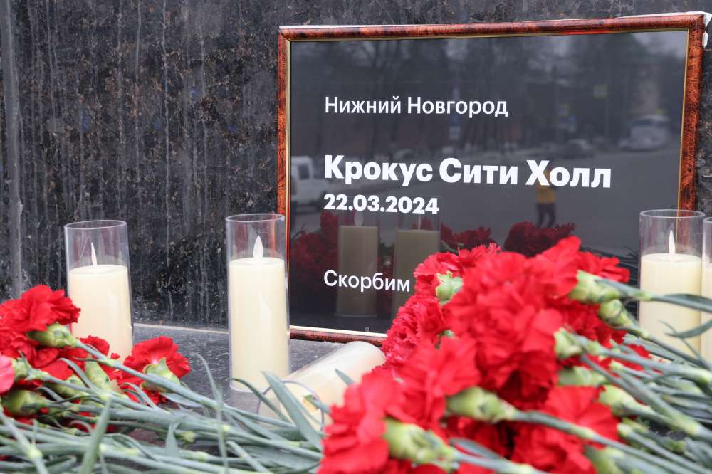 Нижегородцы несут цветы к стихийному мемориалу на площади Минина и Пожарского
