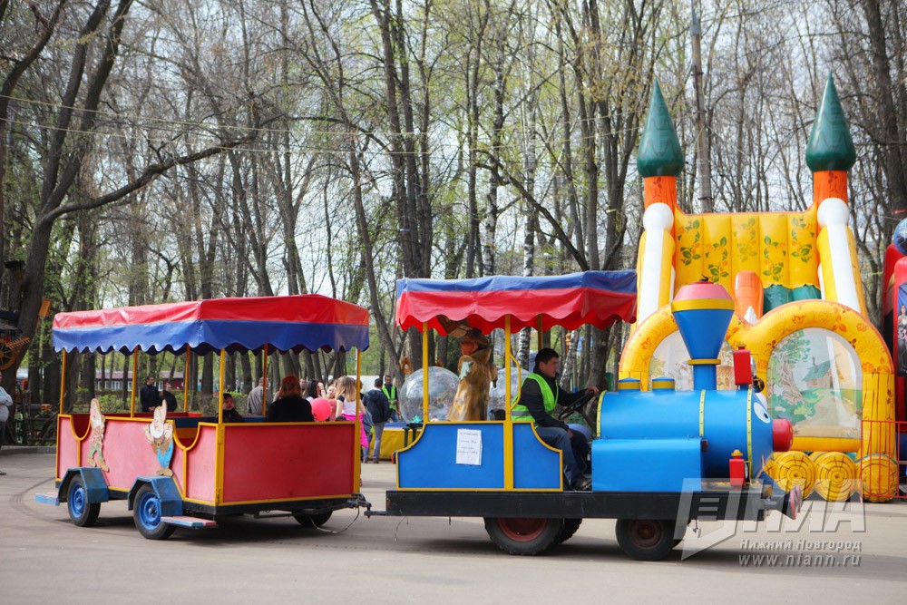 Фото парка 1 мая нижний новгород. Парк имени 1 мая Нижний Новгород. Парк 1 мая Нижний Новгород аттракционы. Сад первого мая Нижний Новгород.