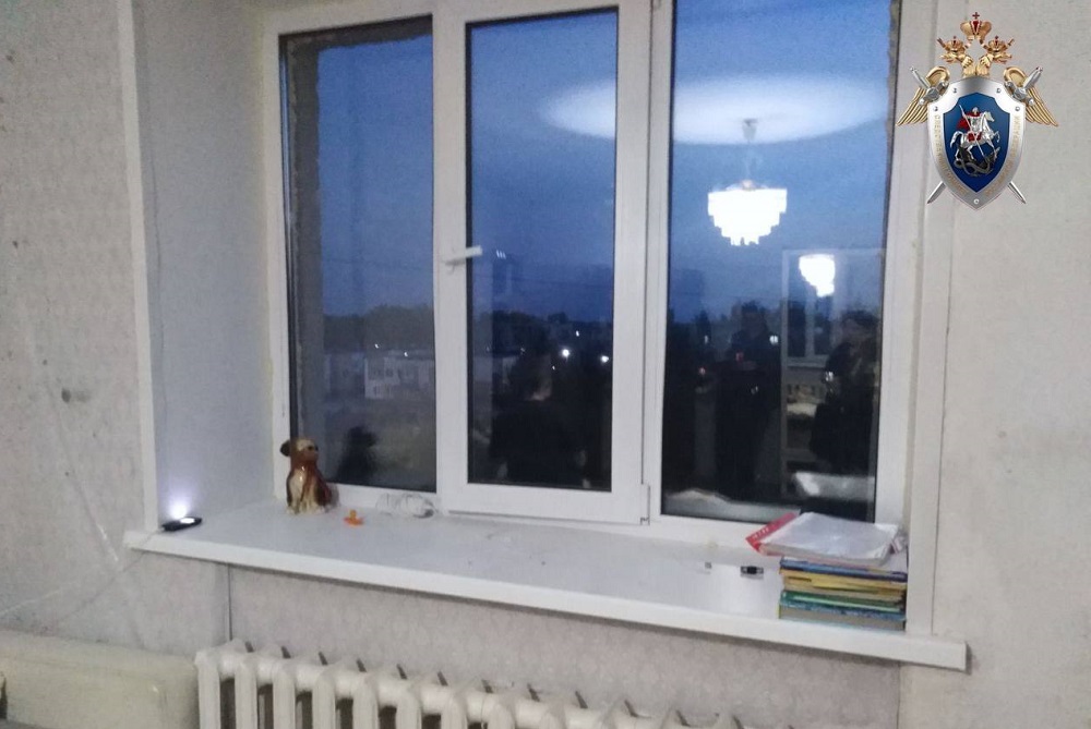 Двухлетняя девочка выпала из окна пятиэтажки в Богородске