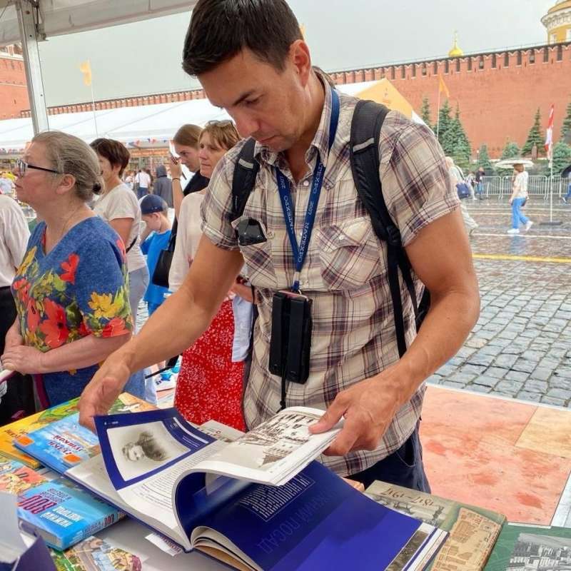 Стенд издательств Нижегородской области открылся на Красной площади в Москве
