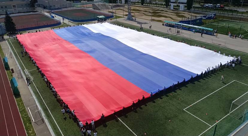 Самый большой российский флаг развернули в Нижнем Новгороде