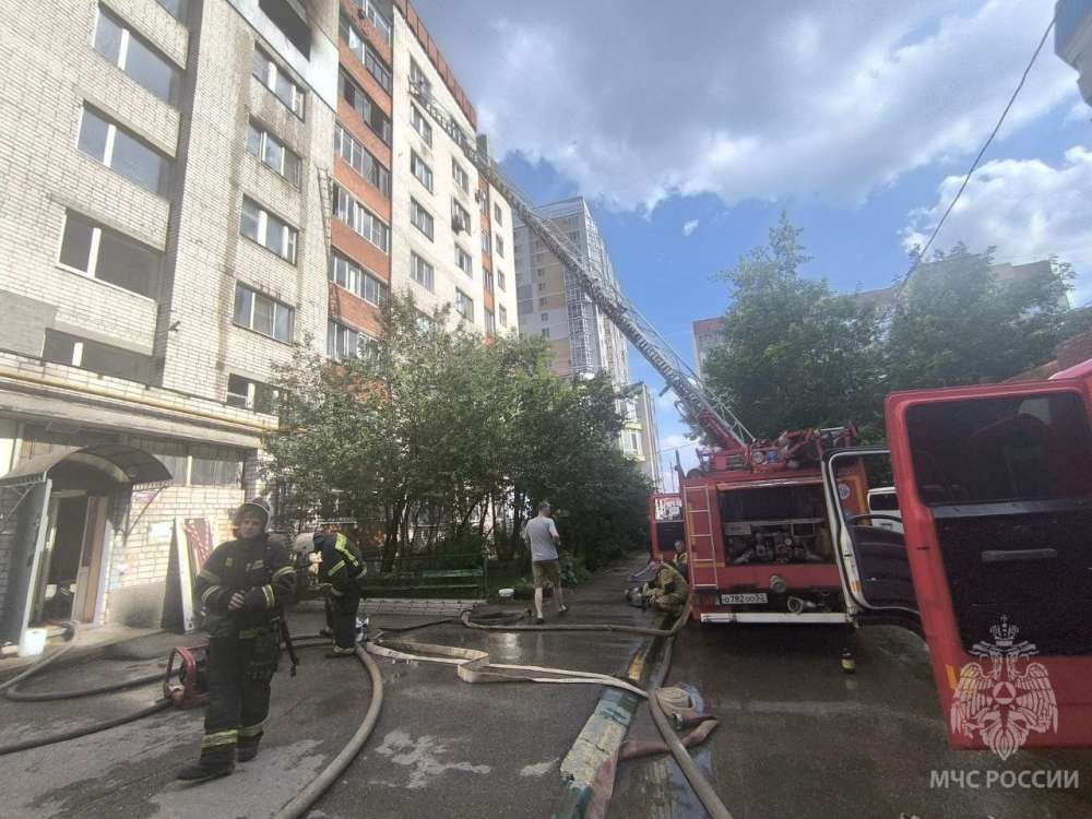 Сильный пожар произошёл в девятиэтажке на улице Тимирязева в Нижнем Новгороде