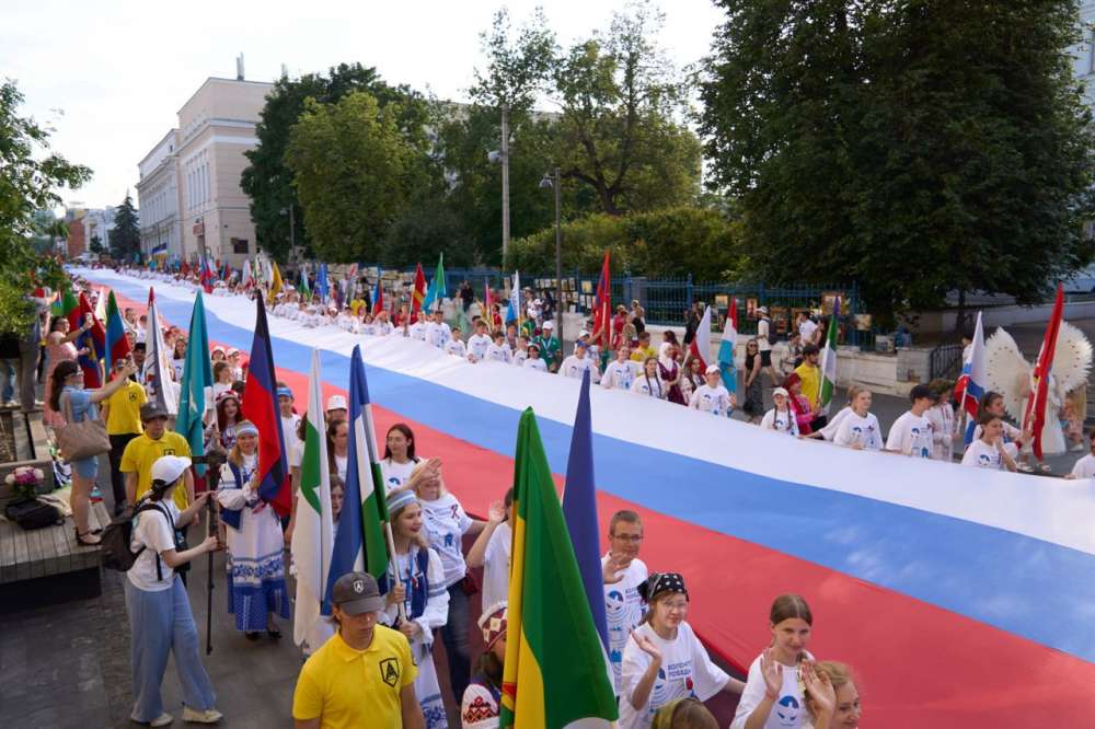 Участники Парада национальностей пронесли 100-метровый триколор по Б. Покровской