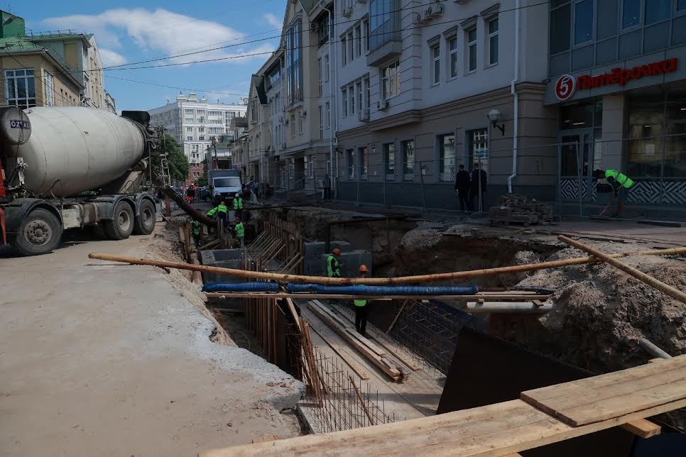 Участок теплотрассы ремонтируют на улице Славянской
