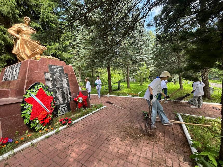 Нижегородские волонтеры провели уборку на кладбище 