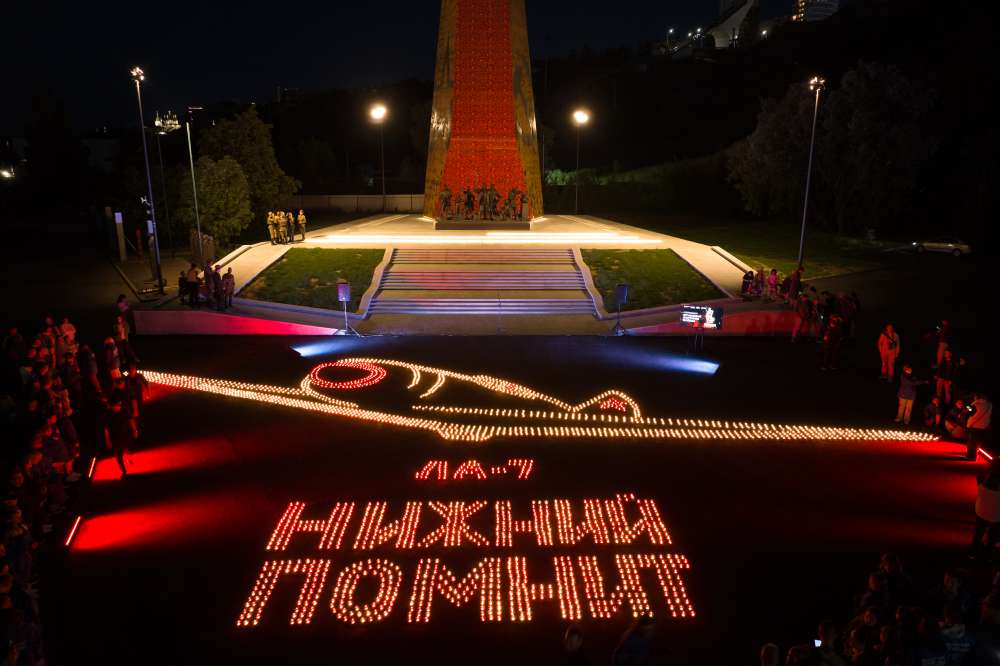 Тысячи свечей зажгли в форме истребителя Ла-7 в Нижнем Новгороде