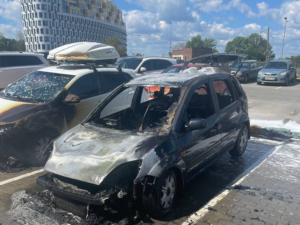 Два автомобиля сгорели на парковке на улице Горького в Нижнем Новгороде