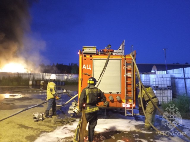 Пожарные локализовали пламя на территории утилизации отходов в Нижнем Новгороде