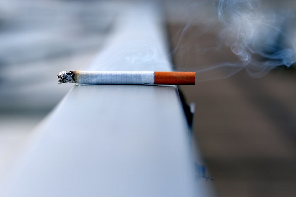 Россиянам могут запретить курить на остановках транспорта и у магазинов