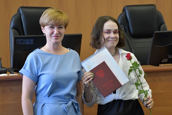 Виктория Николаева и Александр Терентьев вручили дипломы выпускникам дзержинских вузов