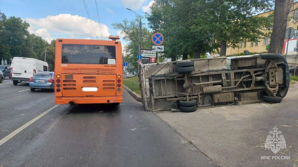 Водитель автобуса пострадал в ДТП с грузовиком на проспекте Гагарина