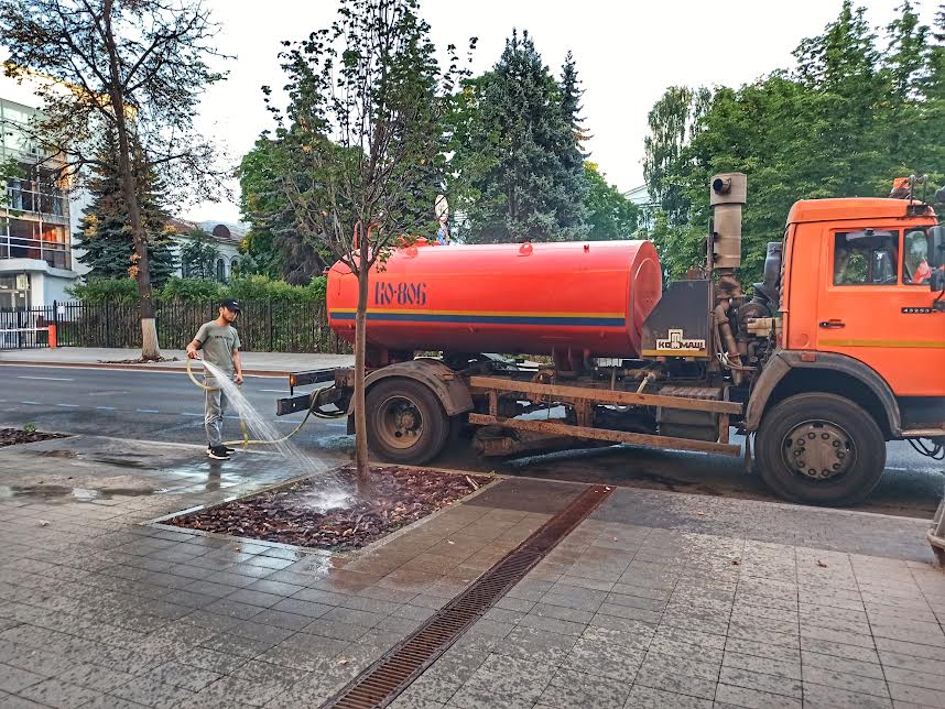 Подрядчик поливает деревья в Нижнем Новгороде из-за жары