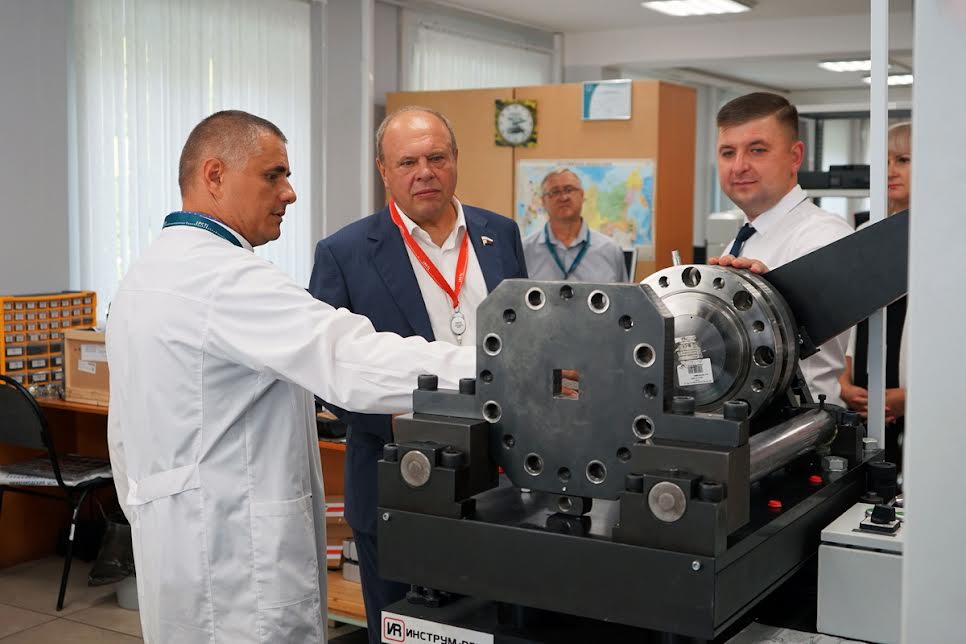 Анатолий Лесун ознакомился с разработками для развития отечественной промышленности в Нижегородском ЦСМ