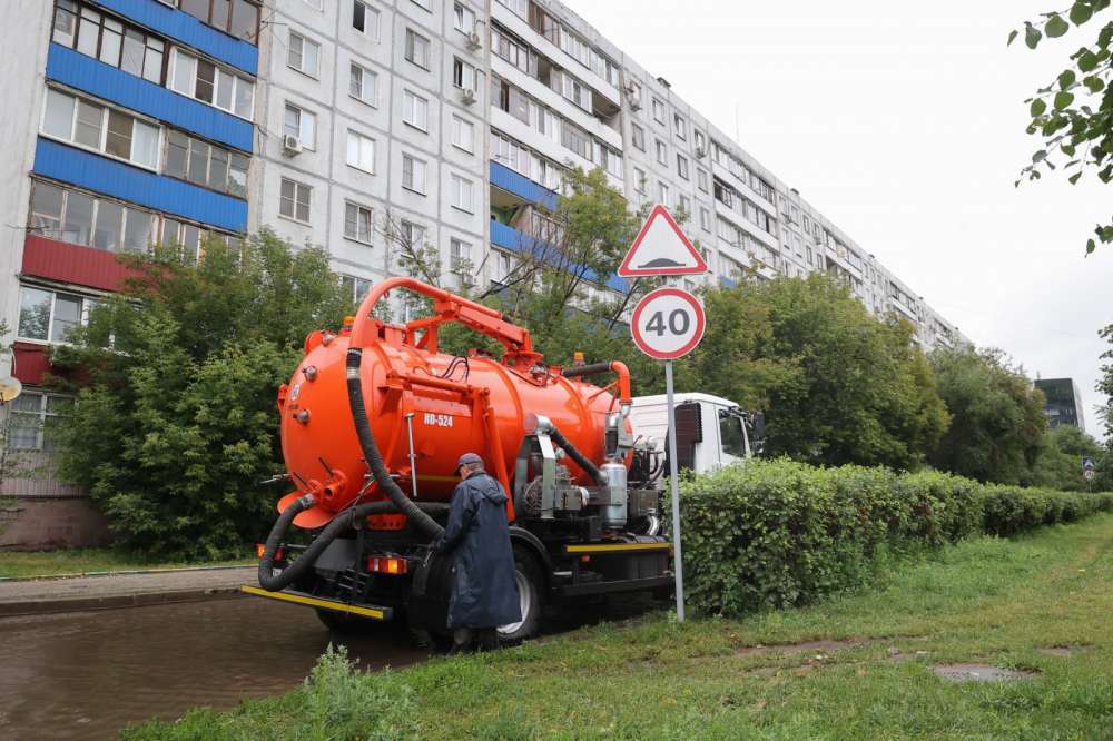 Коммунальщики откачивают воду в районах Нижнего Новгорода