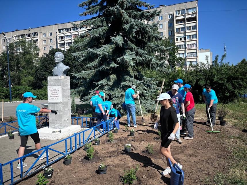 Волонтеры ОМК благоустраивают дворы двух школ Выксы