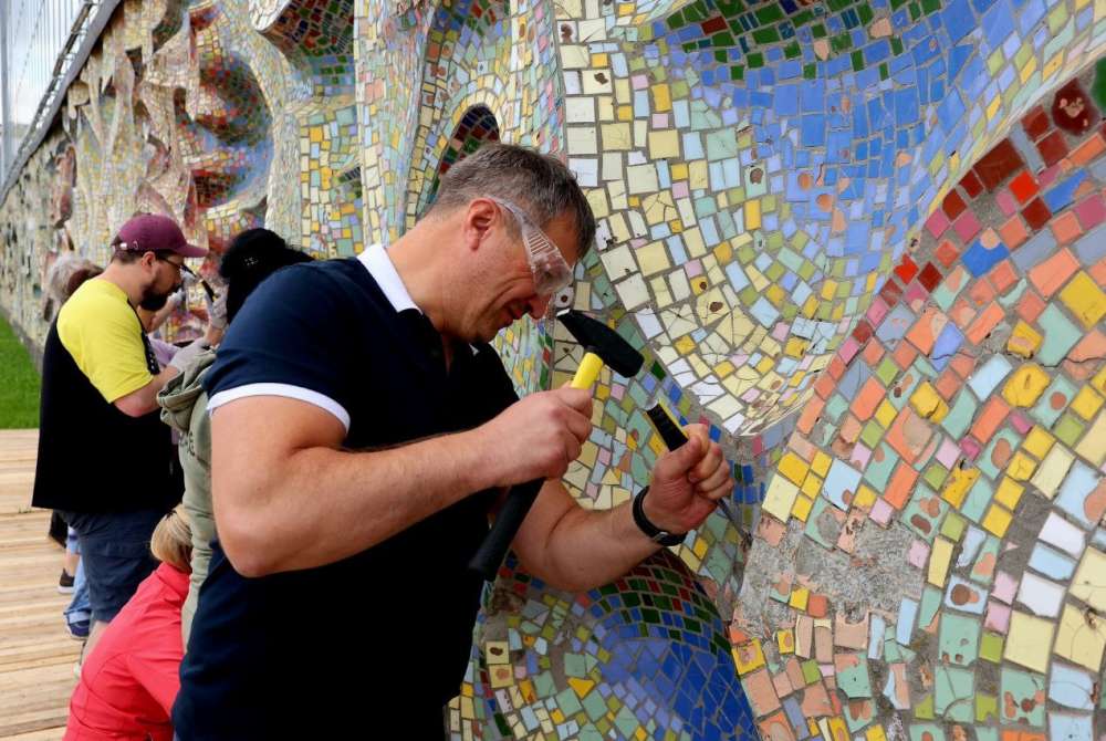 Иван Носков пригласил дзержинцев поучаствовать в реставрации мозаичного панно