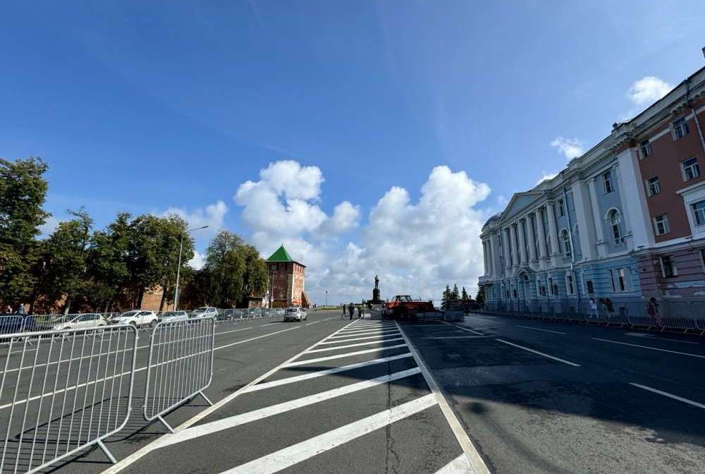 Сцену шириной 36 м начали устанавливать ко Дню города на площади Минина