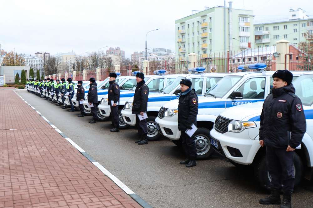 Петр Банников вручил нижегородским полицейским ключи от новых служебных машин