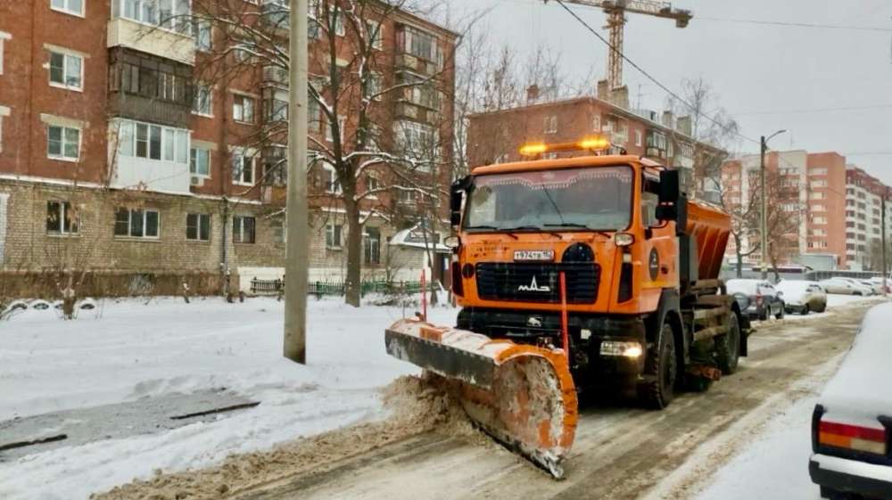 Дорожная спецтехника убирает снег в Нижнем Новгороде