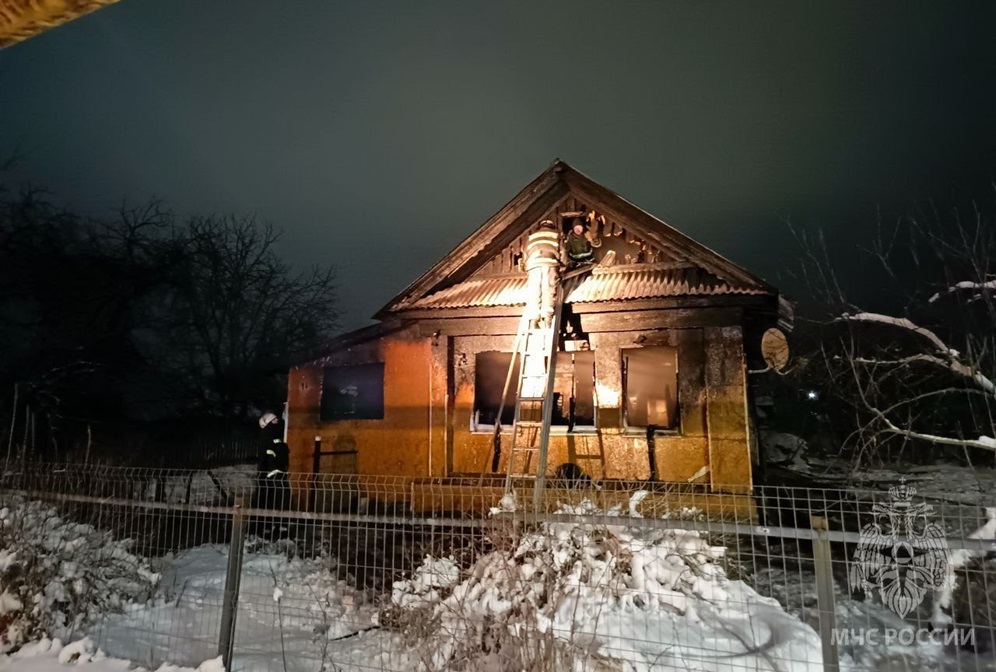 Пенсионерка погибла на пожаре в поселке Суроватиха