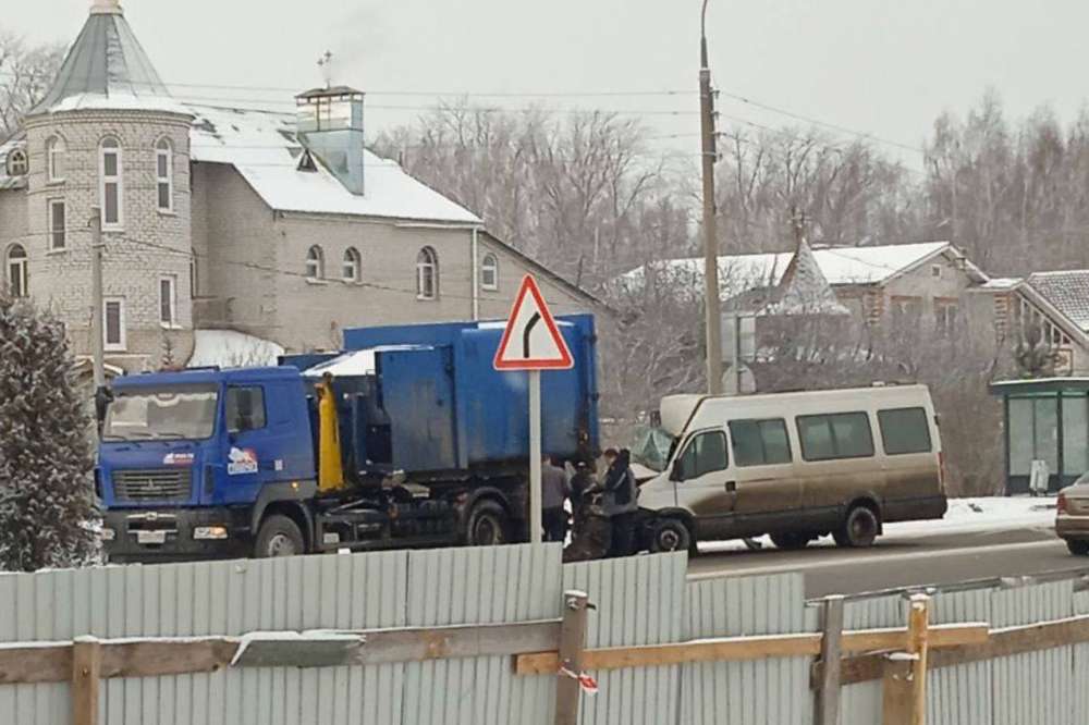 Роструд расследует ДТП с микроавтобусом и мусоровозом в Большой Ельне