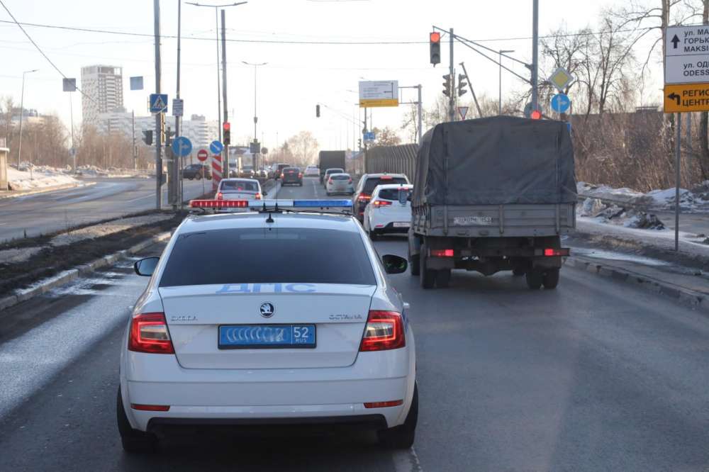 Машина ДПС столкнулась с такси на перекрестке в Арзамасе