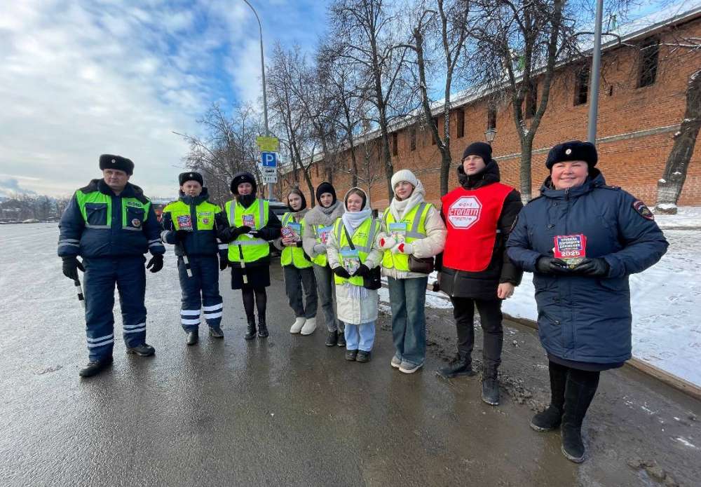 Женский патруль ГАИ поздравил мужчин-водителей на дорогах Нижнего Новгорода