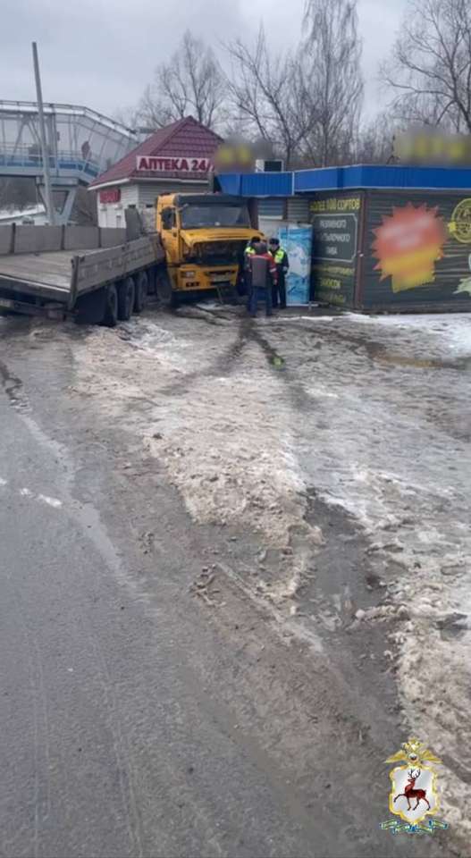 Грузовик сбил пешехода и врезался в киоск в Богородском районе