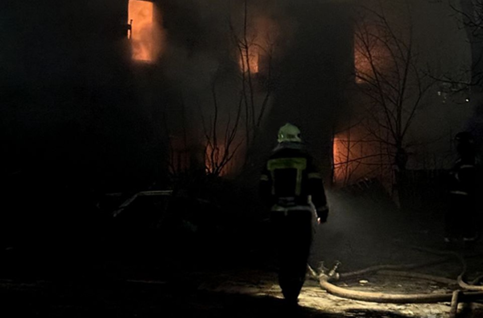 Нежилой дом загорелся в Нижнем Новгороде