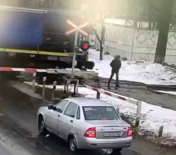Момент наезда поезда на пешехода в Выксе попал на видео