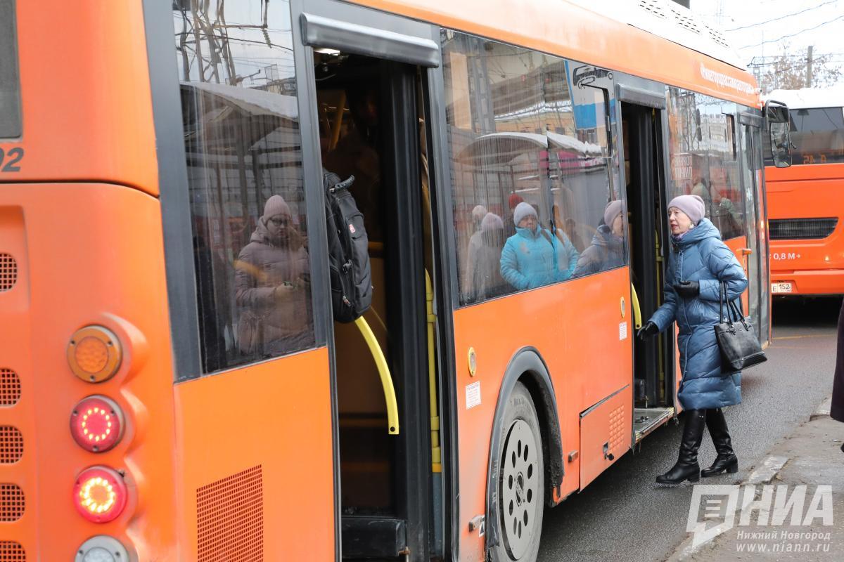 Хулиганы побили стекла в автобусе на Бору
