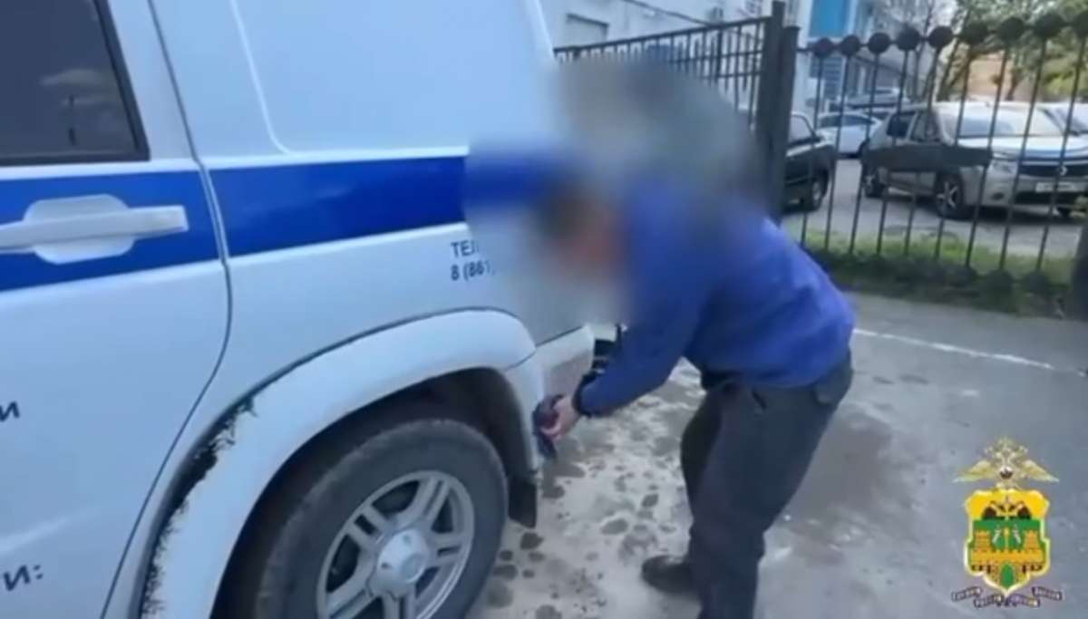 Нижегородец справил нужду на патрульную машину с полицейскими внутри