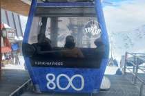 Туристов на Эльбрусе перевозят кабинки нижегородской канатки