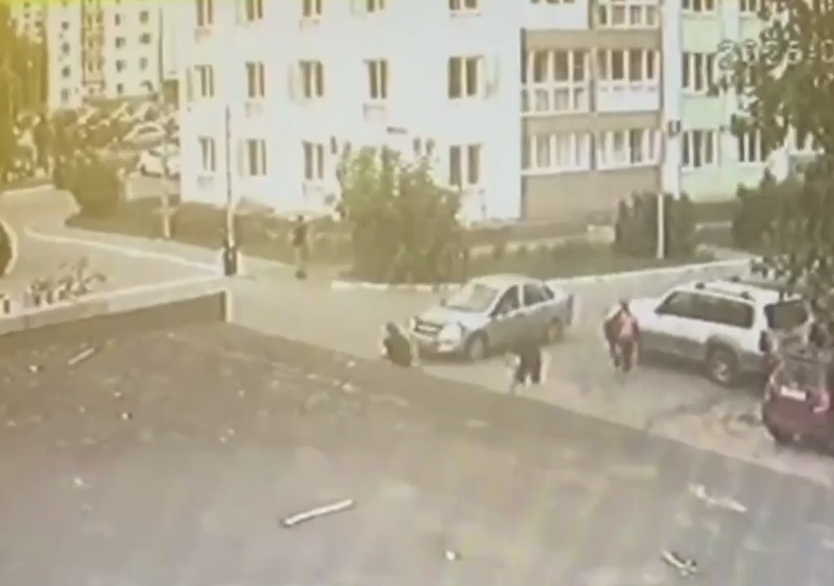 Двух подростков на одном самокате сбила легковушка в Дзержинске